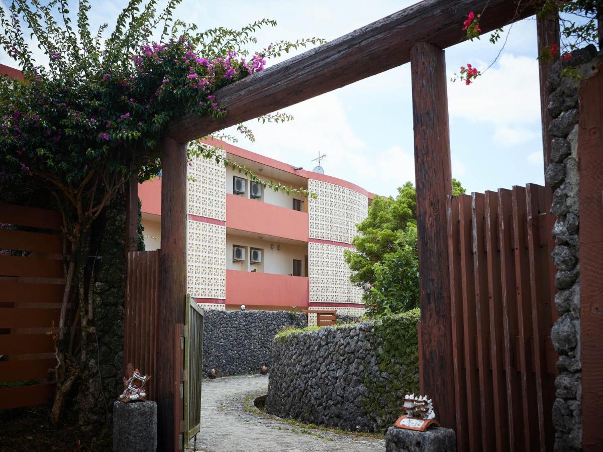 Hotel Murasakimura Yomitan Buitenkant foto